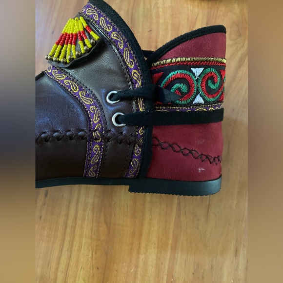 Beaded Moccasins - Picture 5 of 7